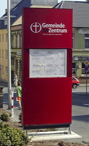 Werbepylon konvex mit eingebauter Hinweistafel