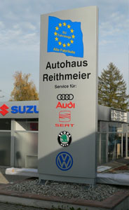 Konvexer Alu-Werbepylon Logo-Texte dekupiert und flach hinterlegt