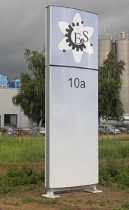 Werbepylon mit Plexiglashauben und Digitaldruck